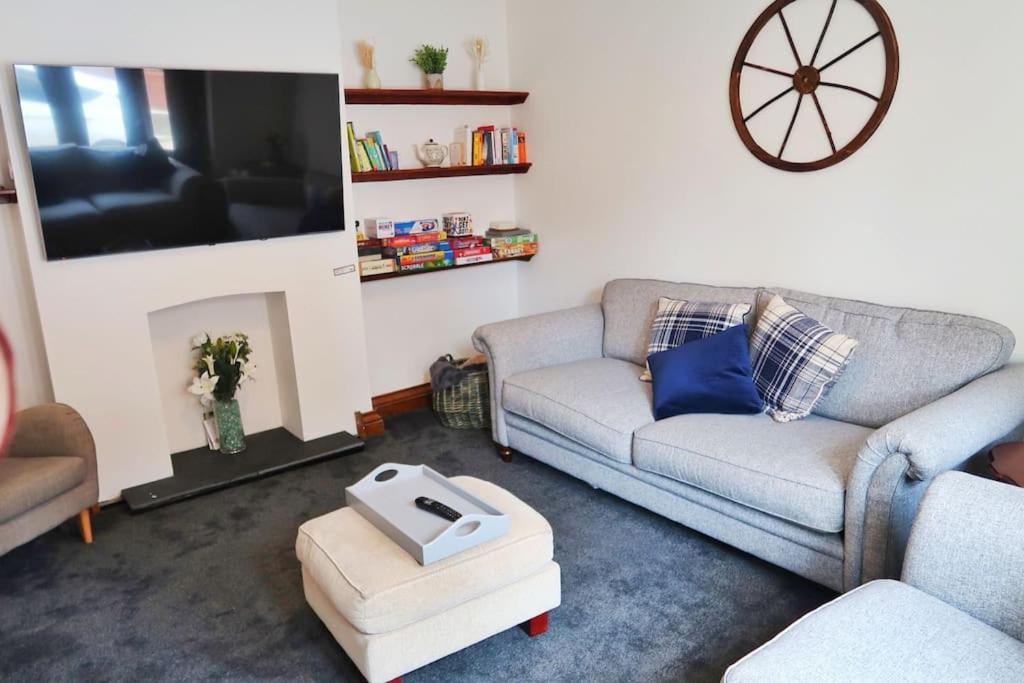 Castle Manor, 4 Bed Seaside Retreat Apartment *